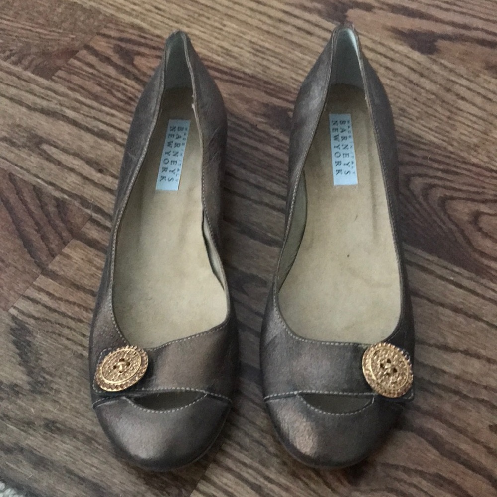 Metallic flat shoes with gold button detail